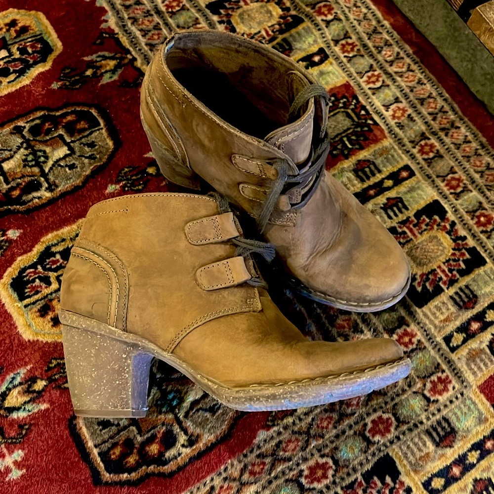 CLARKS | unstructured Brown leather, Lace-up Chukka boots with Heel